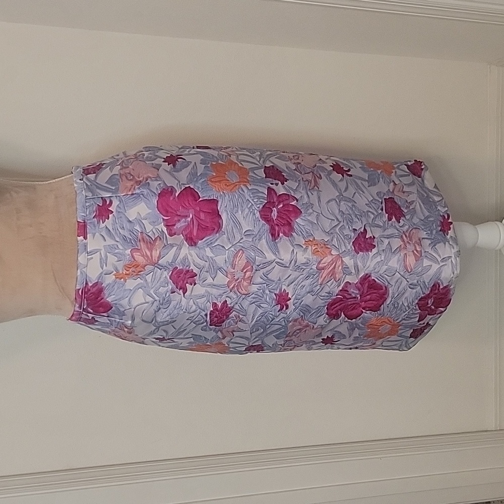YAL New York Size 4, Embroidered Pencil Skirt. NWT